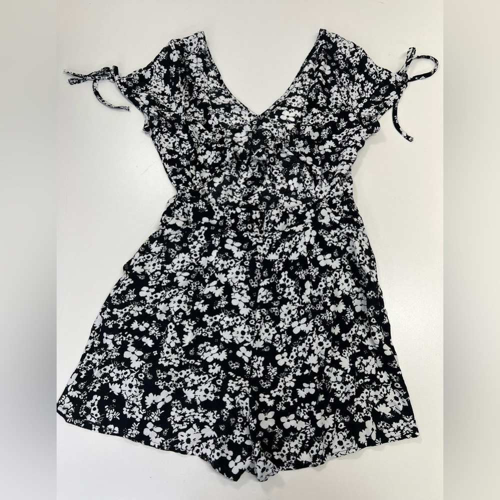 Express Black and White Floral Tie Back Romper Short Sleeve - Picture 4 of 12